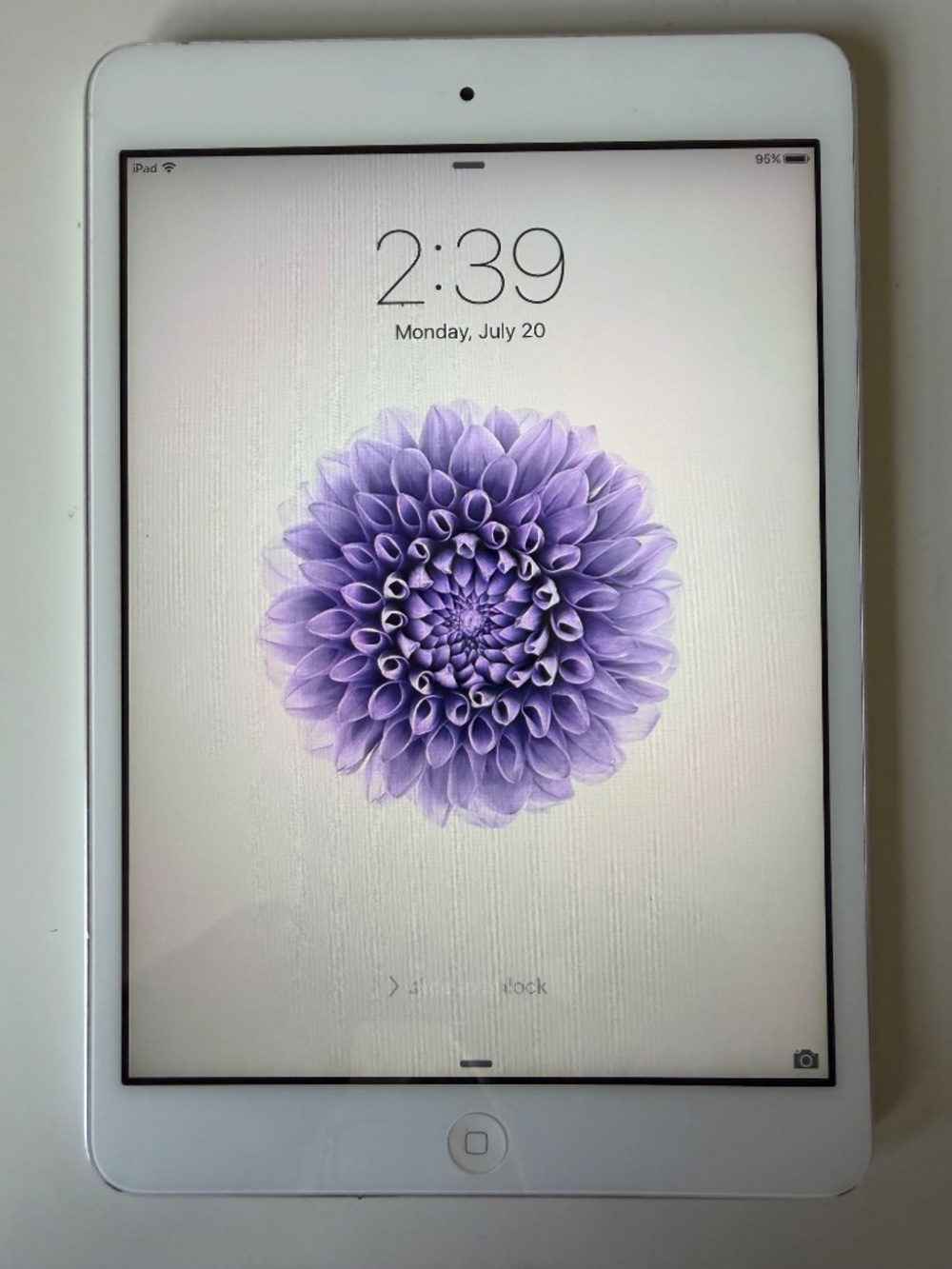 Apple iPad Mini 1st Gen 32GB Wi-Fi in White/Slate Finish + Stand Case